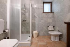 A bathroom at Liivv House Apartment - Lake Como