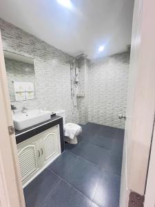 a bathroom with a sink and a toilet at Paradise Hotel & Apartment in Vientiane