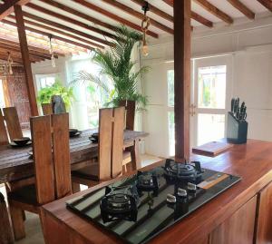 una cocina con estufa y mesa de madera en BaraJade Villa, en Uluwatu