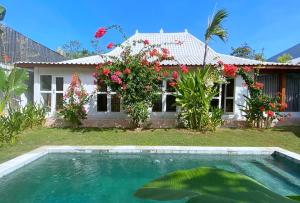una casa con piscina delante de una casa en BaraJade Villa, en Uluwatu
