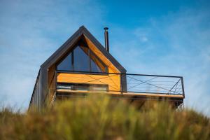 GloduFanar Chalet的房屋的一侧设有大窗户