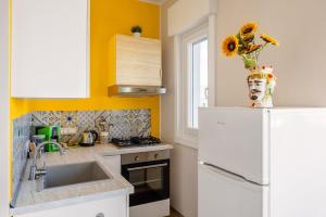 A kitchen or kitchenette at ARTrinacria Apartments - Qubba