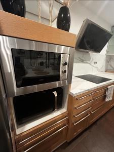 a microwave oven in a kitchen with a counter at Appartement cosy dans le grand Paris in Chennevières-sur-Marne
