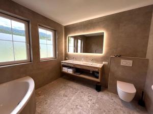 Kúpeľňa v ubytovaní Landhaus Sonnrain Fendels + 37 fotografií