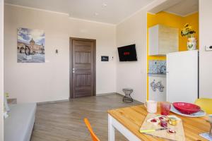 A television and/or entertainment centre at ARTrinacria Apartments - Qubba