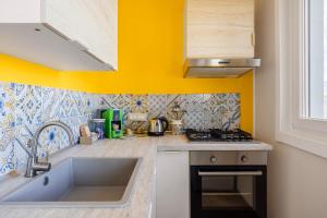 A kitchen or kitchenette at ARTrinacria Apartments - Qubba Még 11 kép
