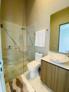een badkamer met een toilet, een wastafel en een douche bij Nuevo Vallarta Beachfront Condo! in Bucerías
