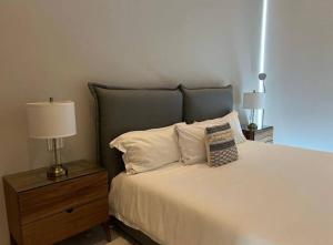 een slaapkamer met een bed met een lamp en kussens bij Nuevo Vallarta Beachfront Condo! in Bucerías