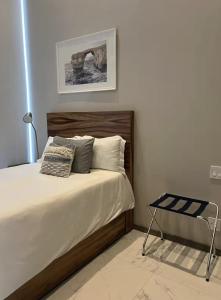 een slaapkamer met een bed en een stoel erin bij Nuevo Vallarta Beachfront Condo! in Bucerías