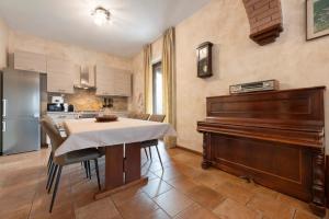 A kitchen or kitchenette at Liivv House Apartment - Lake Como