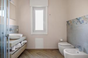 A bathroom at ARTrinacria Apartments - Qubba