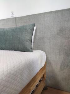 Cama ou camas em um quarto em Old Village Hostel
