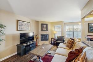 ein Wohnzimmer mit Couch und Flachbildfernseher in der Unterkunft Top of the Foothills in Tucson