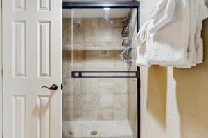eine Dusche mit Glastür im Badezimmer in der Unterkunft Top of the Foothills in Tucson + 15 Fotos