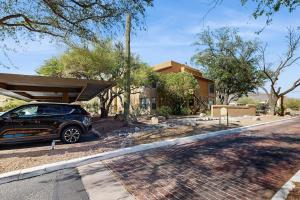 ein vor einem Haus geparktes Auto in der Unterkunft Top of the Foothills in Tucson