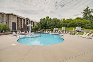 Una gran piscina con sillas y un hotel. en Mountain Escape with Pool Access in Pigeon Forge!, en Pigeon Forge