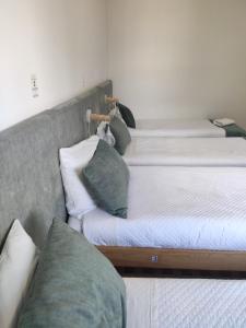 Cama ou camas em um quarto em Old Village Hostel