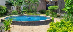 莱蒂西亚乌图恩酒店的花园中间的小游泳池