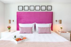 En eller flere senge i et værelse på MVR Suite-A Stay That Feels Like a Private Resort