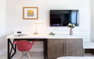 Et tv og/eller underholdning på MVR Suite-A Stay That Feels Like a Private Resort