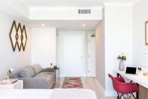 Et tv og/eller underholdning på MVR Suite-A Stay That Feels Like a Private Resort + 14 billeder