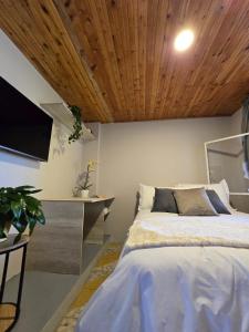 a bedroom with a bed with a wooden ceiling at Hotel Boutique Santa María in Filandia