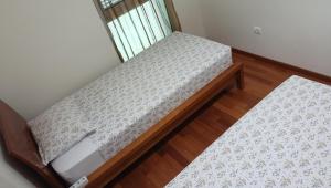 una cama vacía en una habitación con ventana en Costa Lodges, Shared Room Funchal or Santa Cruz, en Santa Cruz 5 fotos más