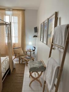 een woonkamer met een hoogslaper en een stoel bij Sweet Home Cornelia in Bruniquel +28 foto's