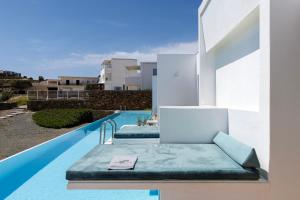 Bazén v ubytování Infinity View Hotel Tinos nebo v jeho okolí