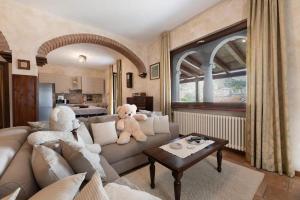 A seating area at Liivv House Apartment - Lake Como
