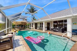 ein Swimmingpool im Hinterhof eines Hauses in der Unterkunft Good Winds in Cape Coral