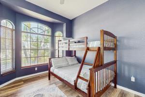 1 Schlafzimmer mit 2 Etagenbetten und 2 Fenstern in der Unterkunft Good Winds in Cape Coral