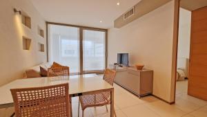 een eetkamer met een tafel, stoelen en een televisie bij Suite la Giudecca by Salento Affitti in Gallipoli