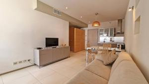 een woonkamer met een bank en een keuken bij Suite la Giudecca by Salento Affitti in Gallipoli