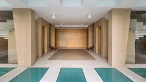 een hal van een gebouw met zuilen en een zwembad bij Suite la Giudecca by Salento Affitti in Gallipoli