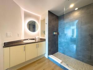 un baño con lavabo y ducha en MVR Suite Designed for Travelers Who Know Better, en Miami
