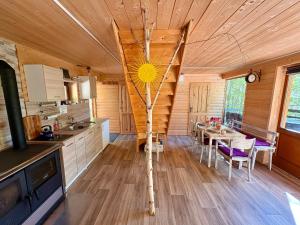 a kitchen and dining room in a log cabin at Domek nad skálou in Kunratice