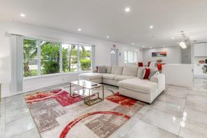 Η κουζίνα ή μικρή κουζίνα στο Outdoor Oasis with Games Sleek Hollywood Home!