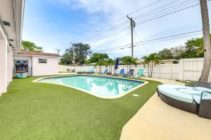 Πισίνα στο ή κοντά στο Outdoor Oasis with Games Sleek Hollywood Home!
