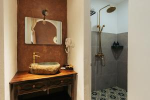 a bathroom with a sink and a mirror at Chian Homestay Hoa Lư in Ninh Binh +108 photos