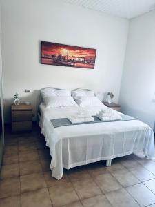 Un pat sau paturi într-o cameră la Casa Relax con parcheggio e jacuzzi , vicino al mare e al centro