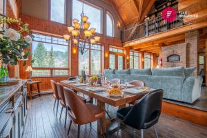 Χώρος καθιστικού στο Stoneham's St-Évasion - 25 min from Qc, SPA for 9