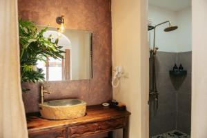 un baño con lavabo y espejo en Chian Homestay Hoa Lư, en Ninh Binh 100 fotos más