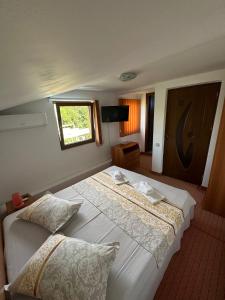 a bedroom with two beds and a window at Vila Camelia in Eforie Nord