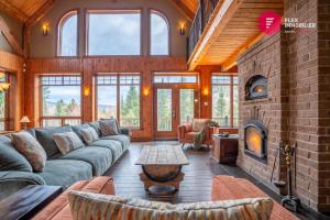 Χώρος καθιστικού στο Stoneham's St-Évasion - 25 min from Qc, SPA for 9