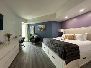 Un dormitorio con una cama grande y una pared morada. en MVR Bright Suite with Premium Bedding, en Miami