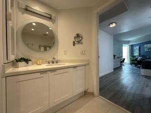 un baño con lavabo y espejo en MVR Bright Suite with Premium Bedding, en Miami