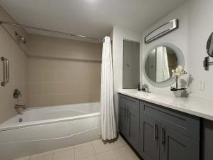 Un baño con bañera, lavabo y espejo. en MVR Biscayne-View Suite to Wake Up Inspired, en Miami