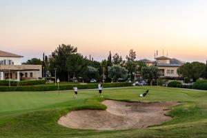 Kemudahan golf di apartmen atau berdekatan