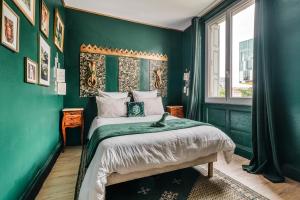 a green bedroom with a bed and a window at Harry Potter - Séjour magique à Poudlard in Saint-Étienne